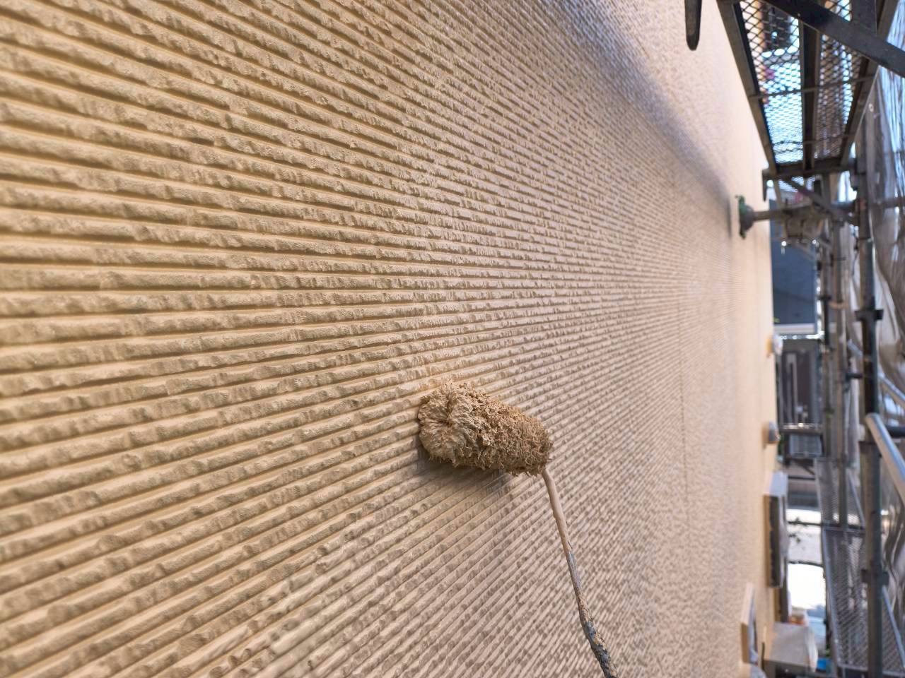 上塗り仕上げ中の外壁